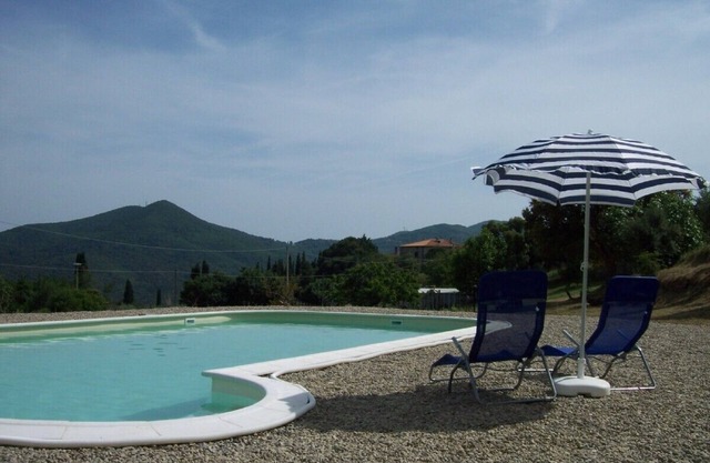 Rustico, countryside, 1.6 hectometer large property, w/olive trees & vineyard