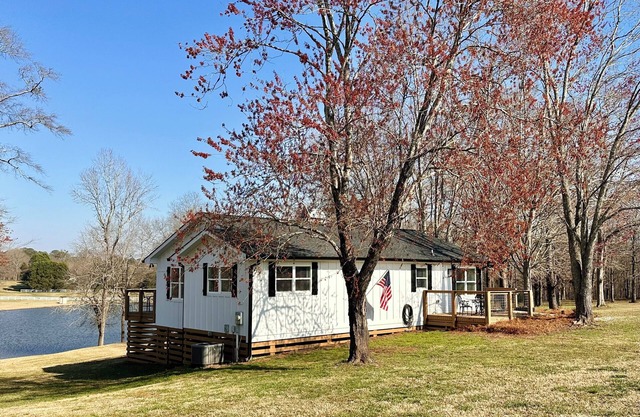 Ruth's Cottage at Addis Acres/Newly Renovated/Firepit/Private Pond/2BR/2BA/Deck