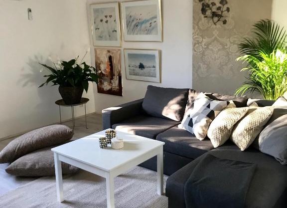 Rymlig lägenhet i avdelat hus med egen parkering