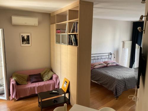 Sam's central & cosy studio apartment by the old town