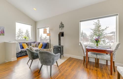 Scenic and Cozy Sweet Northern Comfort in Homer!