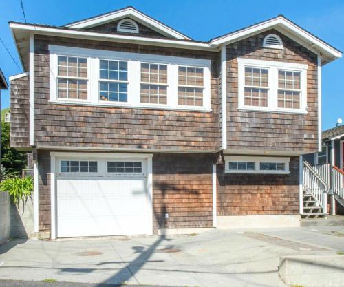 Sea Breeze! Walk to Beach! In the Village! BBQ! Fast WiFi! Dog Friendly!