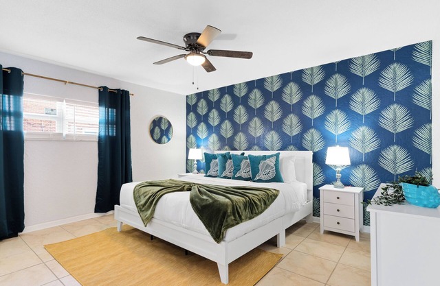 Seaglass~ Walk to the Beach, Pool, BBQ, Gym, Games