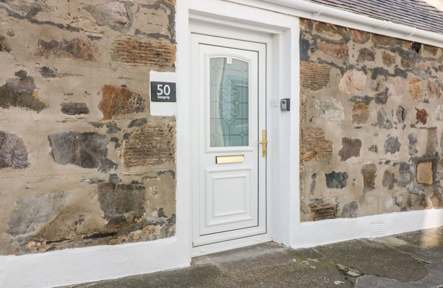 SEASPRAY COTTAGE, pet friendly, country holiday cottage in Buckie