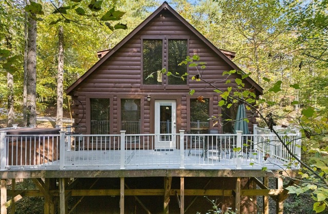 Secluded, Cozy Cabin with Hot Tub in a heavily forested setting. Great Location.