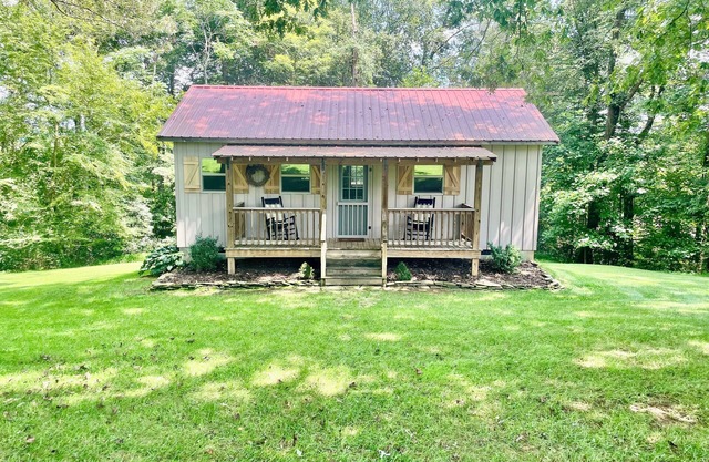 Secluded farm cabin-private 100 acre retreat in Yadkin Valley Wine region