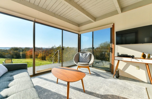 Secluded Guest House overlooking Menemsha Pond. Dogs welcome + Lvl2 EV charger.