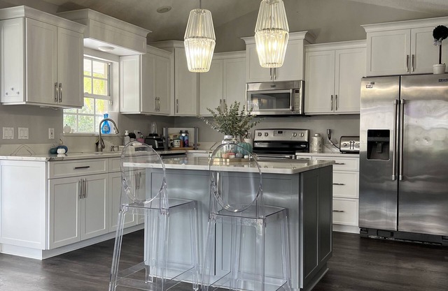 Secluded Huge pool/hot tub updated/gorgeous home