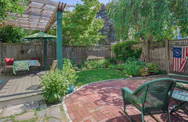 Secret Garden: Sanctuary walk to town, private garden, central AC