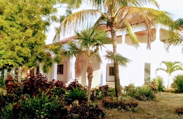 Serene 6-bedroom bed & breakfast in Watamu with ocean views