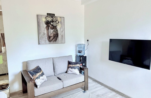 Serene Deluxe Studio with WiFi in charming Nanyuki Town