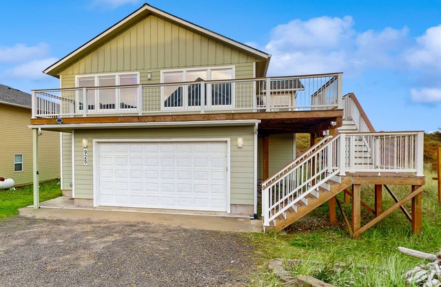 Serene, Dog-Friendly Beach House with Free WiFi & a Gas Fireplace
