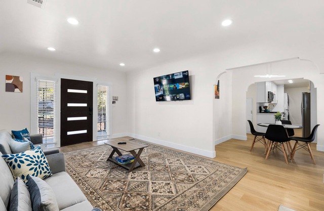 Serene Lakeside Getaway-Sleeps 8