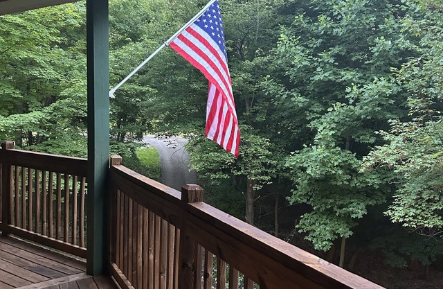 Serene one bedroom tree top lodge along the wine trail.