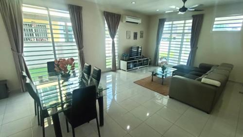 Setia Residen Semi-D two half storey 5 Bedrooms unlimited wifi