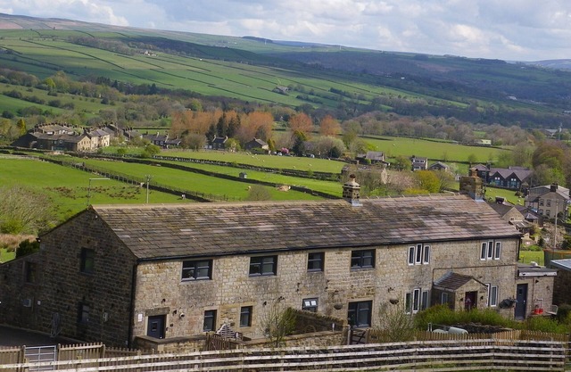 SHAY BANK COTTAGE, pet friendly, with a garden in Cowling