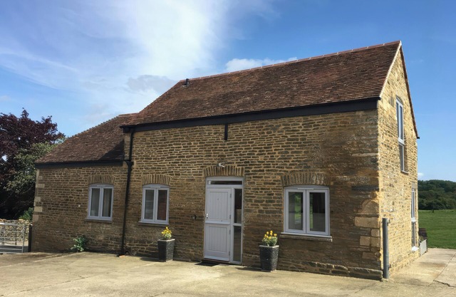 SHIRES REST, pet friendly, with hot tub in Sturminster Newton