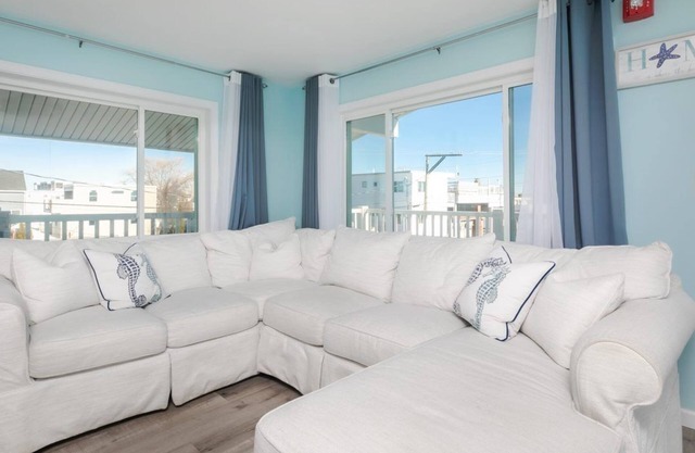 Short stroll to the beach! Newly renovated, 3 bedroom condo, wrap around porch