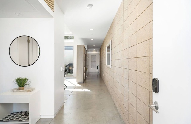 Showstopper Mid-Century Modern Palm Desert Condo, Walkable To Shops & Eateries!