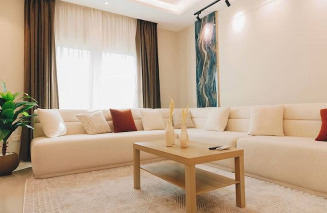 Signature Stays: Luxurious Modern Apt