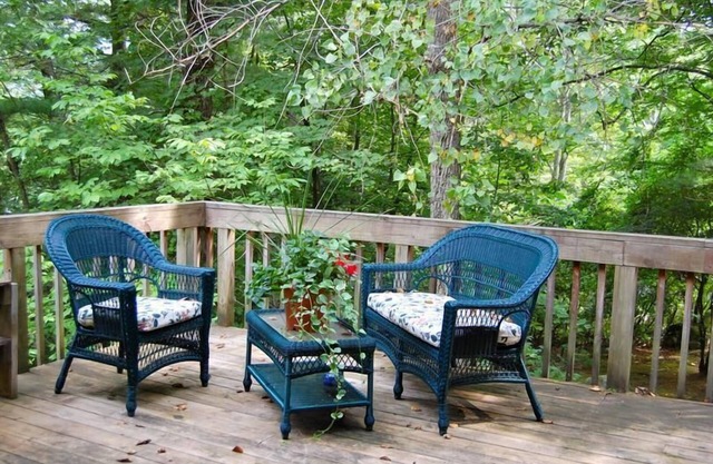 Simply Elegant Log Home Only 3 Minutes From Butternut! Recently renovated!