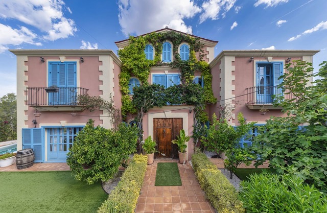 Sitges Hills house for families and groups.