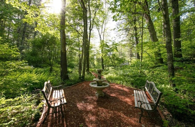 Six-Bedroom Family Retreat Near Portsmouth w/Hot tub, Theater