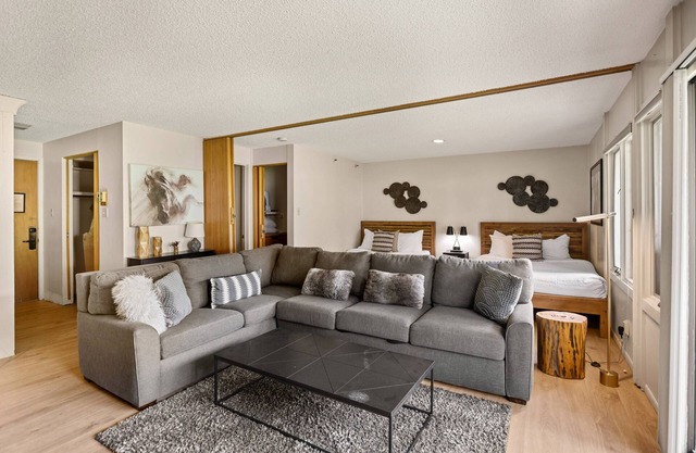 Ski-In/Ski-Out Steps to Snowmass Lifts! Hot Tub, Fireplace, Covered Parking, Balcony Views & Winter!