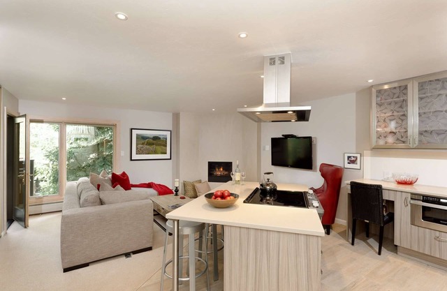 Ski-In/Ski-Out Snowmass Condo! Private Snow Access, Balcony Views, Fireplace, Pool, HotTub & Parking