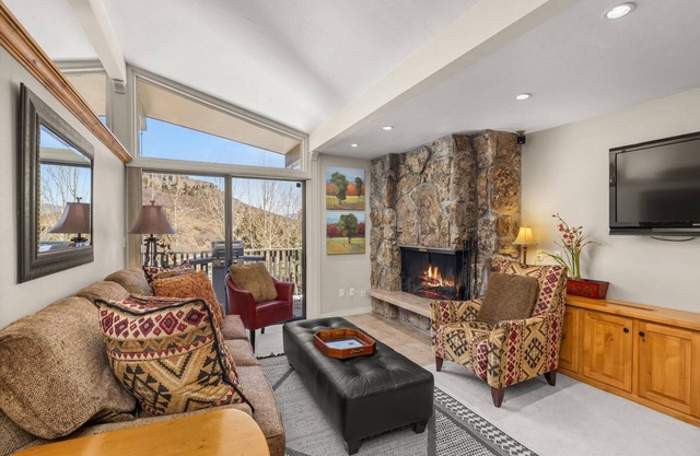 Ski-In/Ski-Out Snowmass Retreat! Steps to Lifts & Base Village, Fireplace, Hot Tub, Balcony View!