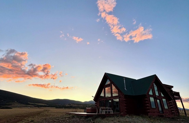 Sky Acres - Luxe Lodge + Hot Tub + 2 Fireplaces on 50 Private Acres