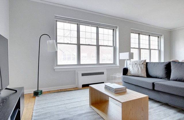 Sleek Evanston 1BR w/Dishwasher, walk to Northwestern, by Blueground