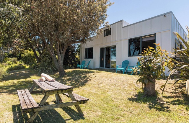 Sleeps 4, Estuary Front in Pukehina Beach, two minutes to beach