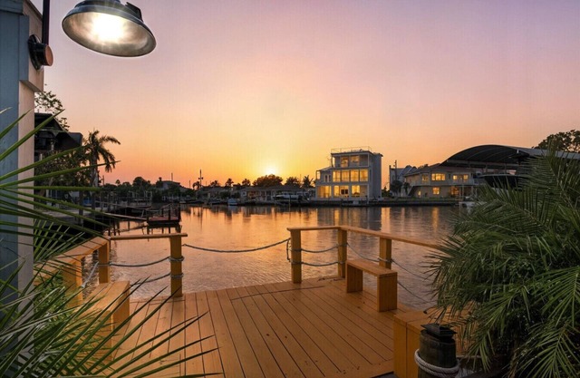 Sleeps 6 Waterfront Escape W/Foosball, Grill & firepit
