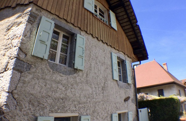 Small house and its garden in the center of the village of Duingt 200 meters from the lake