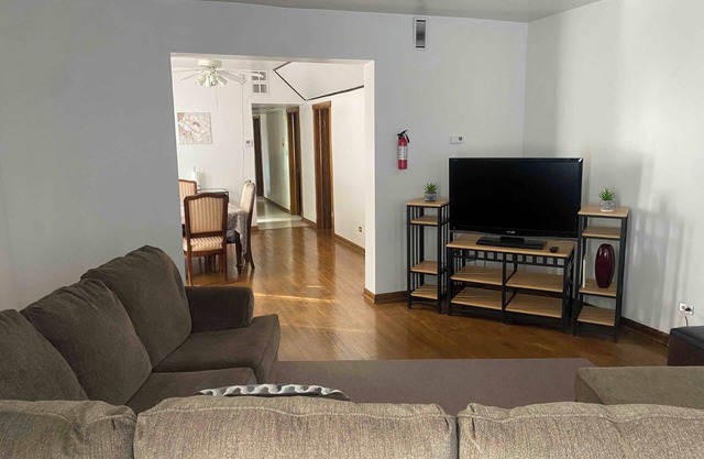 Smokers Preferred-Spacious 3-bedroom apartment with WiFi, AC in awesome Chicago