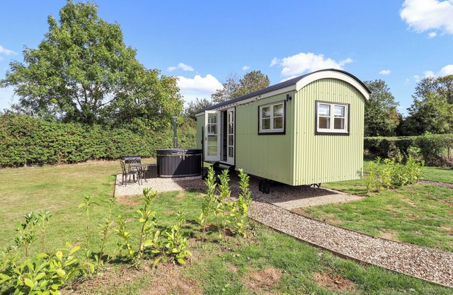 SNOWDROP, romantic, with hot tub in Waltham