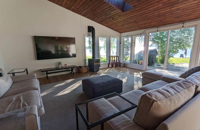 Soothing 4-Season Work & Play Lakehouse