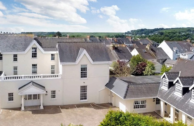 SOUTH BEACH AT THE HIDEAWAY, family friendly in Tenby