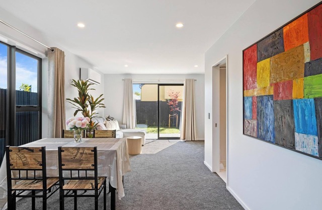 Spa Hideaway in Central City + Parking !