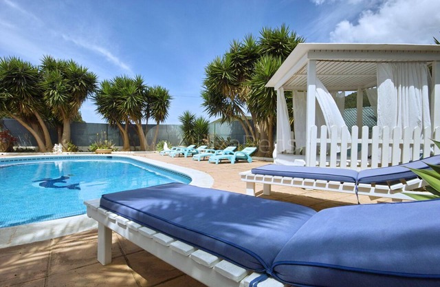 Spacious villa, beach and town nearby, Wifi, Aircon, Large swimmingpool