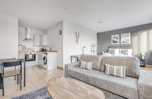 Spacious 1 BR apt w 2 king bed by Tent serviced apartments