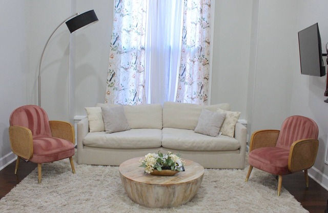 ★SPACIOUS 1BR Apt w/Character 10ft Ceilings W/D!★