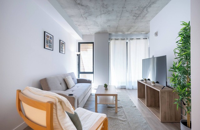 Spacious 1BR Old Port | 2 Queen Beds + Sofa Bed | Ideal for Groups