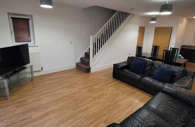 Spacious 3 bed, Sleeps 5 and free parking