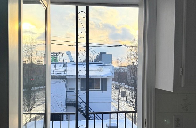 Spacious 3-bedroom apartment in charming Montréal with WiFi, AC, close to Metro