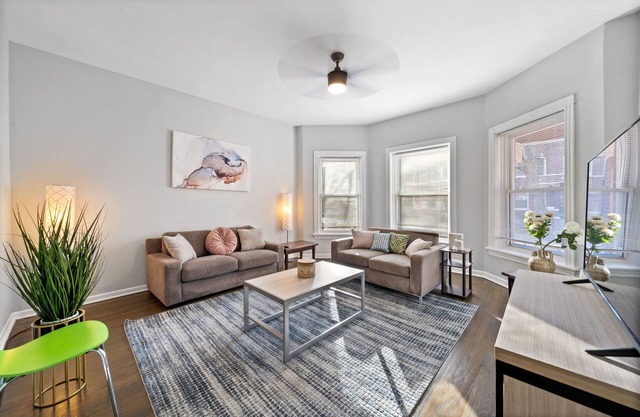 Spacious 3-bedroom apartment in cool Chicago with WiFi, AC