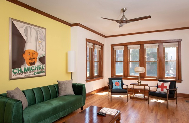 Spacious 3 bedroom in ideal Roscoe village location