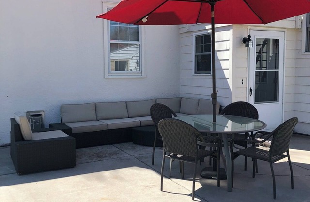 Spacious 3-bedroom house in peaceful neighborhood - WiFi, AC, full kitchen