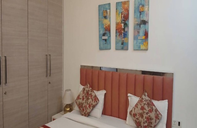 Spacious 3BHK in Safdarjung Enclave- Near Deer Park- Parking, Wifi, Elevator